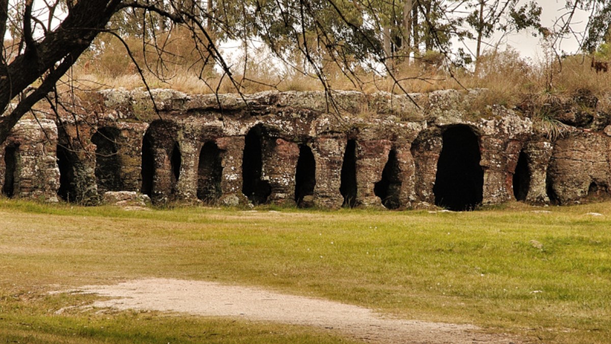 Las Grutas del Palacio fueron formadas por efectos de la erosión hídrica, y se componen principalmente de una coraza o techo de setenta centímetros de espesor.