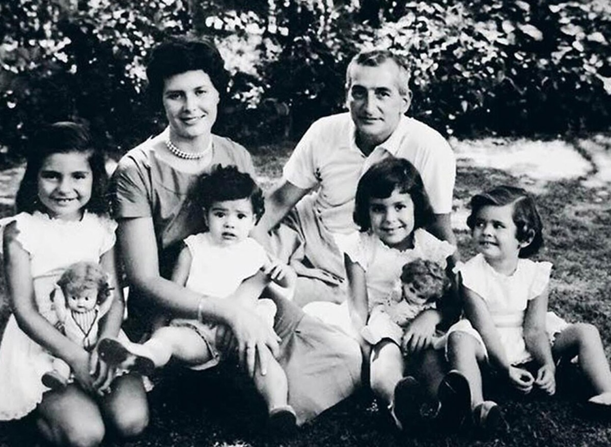 Héctor Oesterheld, su esposa y sus 4 hijas cuando todavía eran pequeñas.