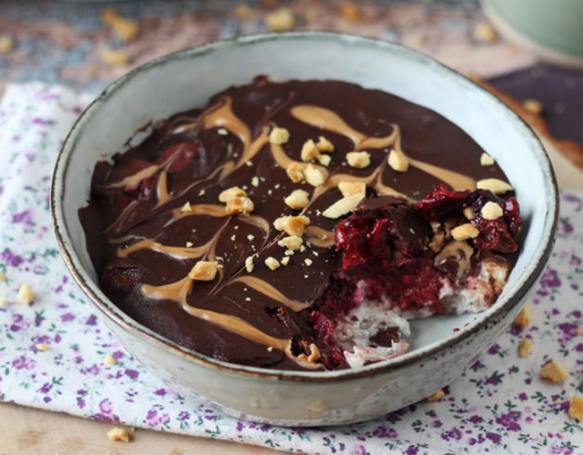 Así podría verse tu postre de chocolate avena, yogur griego y frutos rojos, muy fácil y rendidor.