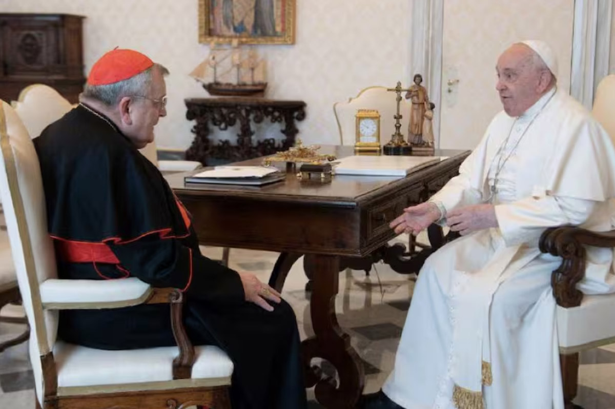 El Cardinal en una reunión con el Papa Francisco recientemente fallecido, en paz descanse.