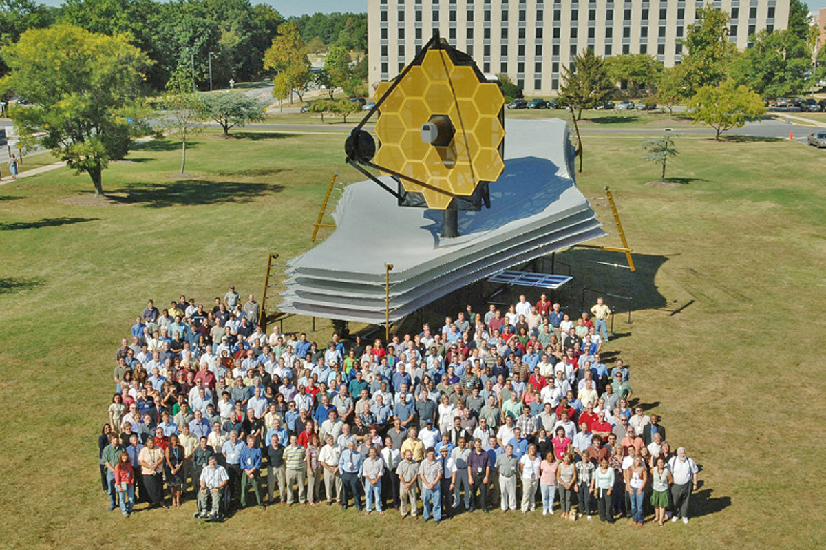 Telescoscopio James Webb junto a los profesionales que desarrollaron el proyecto. (imagen de archivo de la NASA)