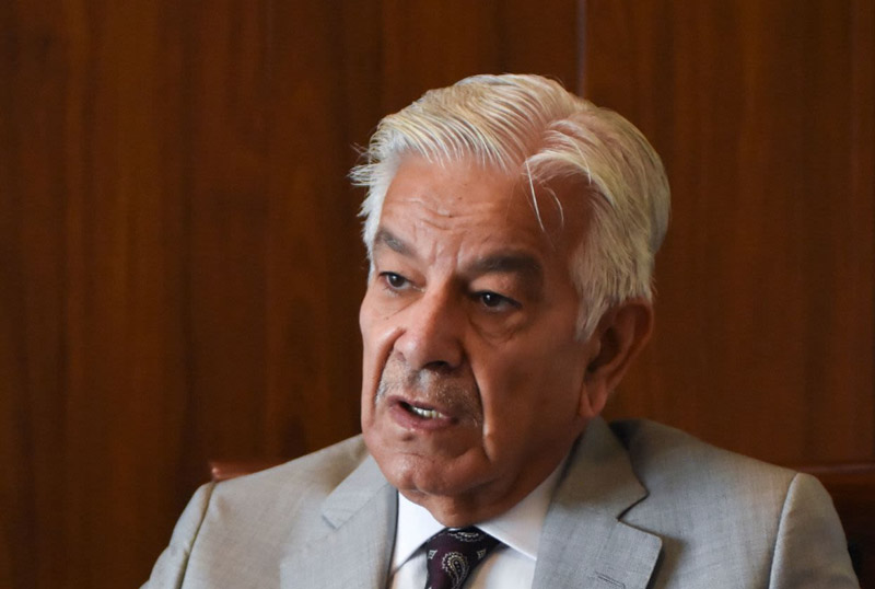 Pakistán está "tratando de evitar" una "guerra en toda regla", dice el ministro de Defensa de Pakistan a CNN.