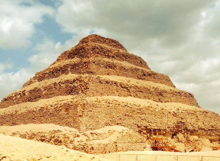 Nueva teoría propone un innovador sistema de elevación basado en agua en la pirámide escalonada de Djoser.