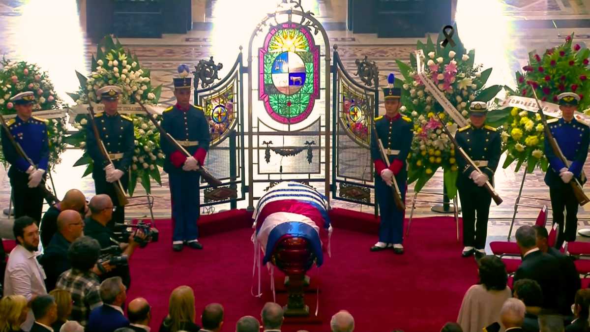 El féretro de José Mujica ahora está en el Salón de los Pasos Perdidos del Palacio Legislativo, por donde pasarán decenas de miles de personas a darle el último adiós