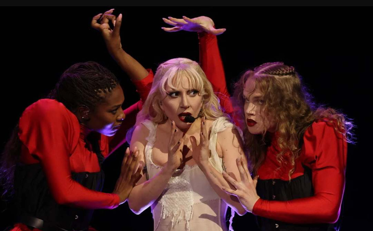 Lady Gaga durante una de sus canciones haciendo su increíble performance.