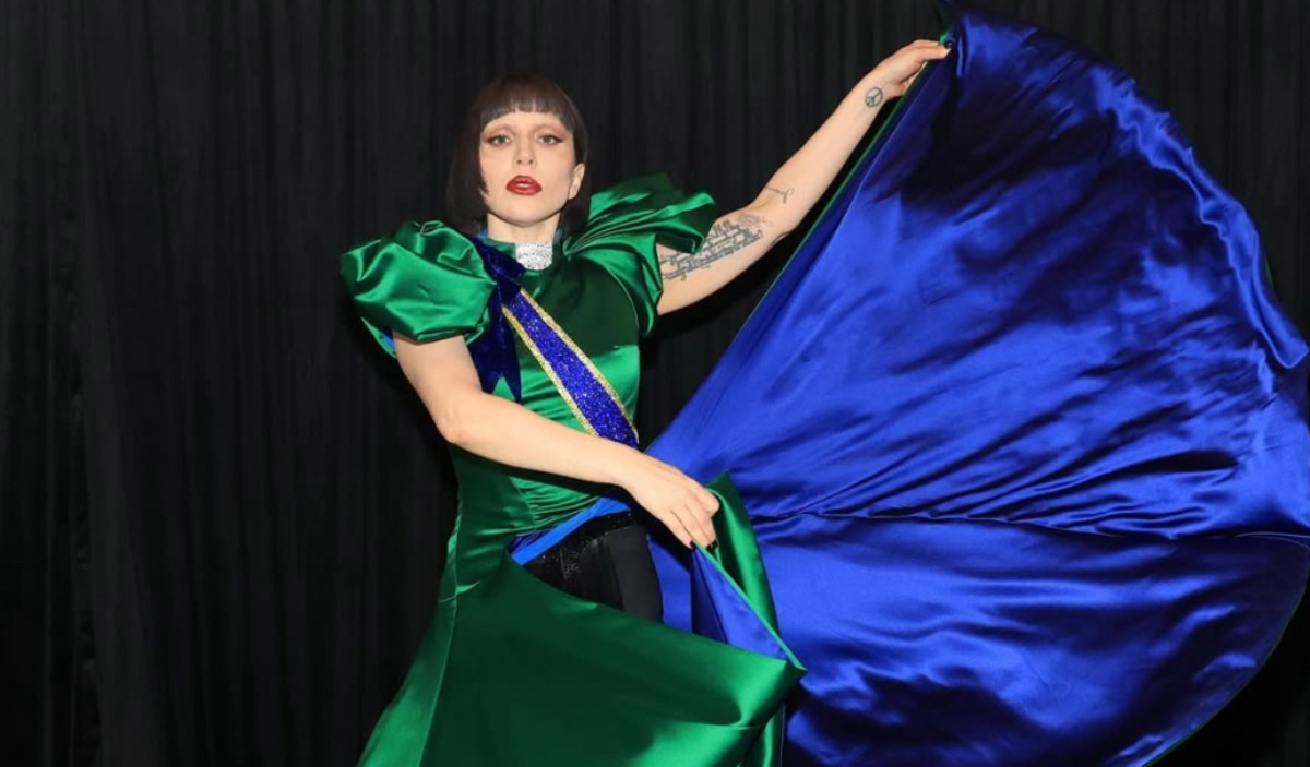 Lady Gaga mostrando uno de sus looks que usó durante el megaconcierto.
