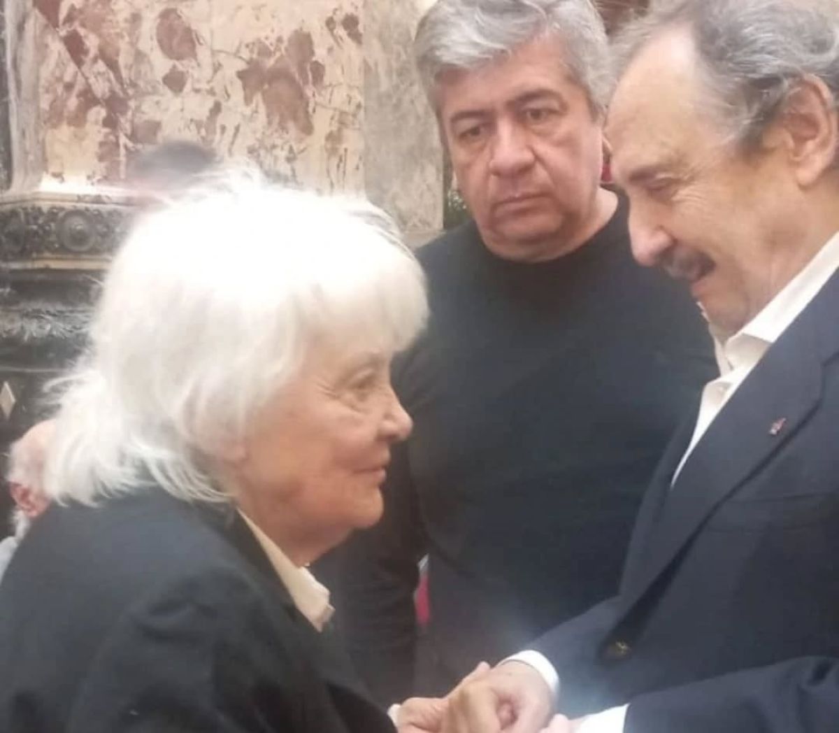 Ricardo Alfonsín saludó a Lucía Topolansky en el velatorio de José Mujica