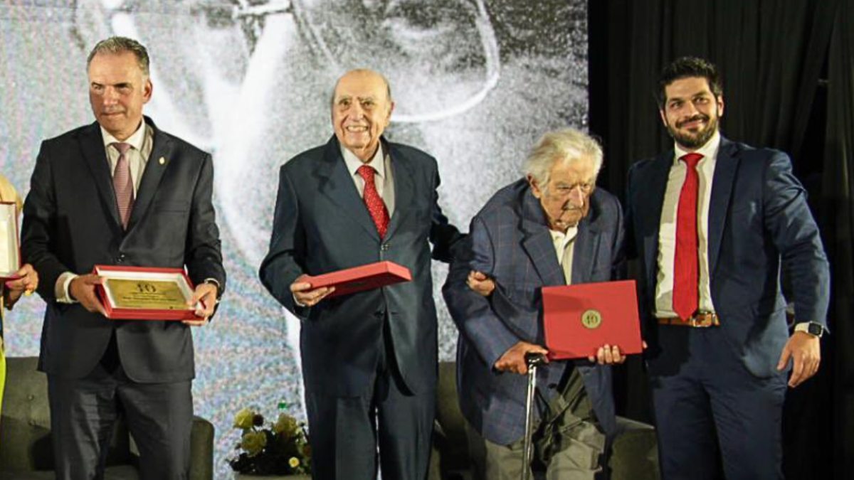 Mujica y Sanguinetti coincidieron en el encuentro por los 40 años de democracia, que tuvo lugar el 28 de marzo de 2025