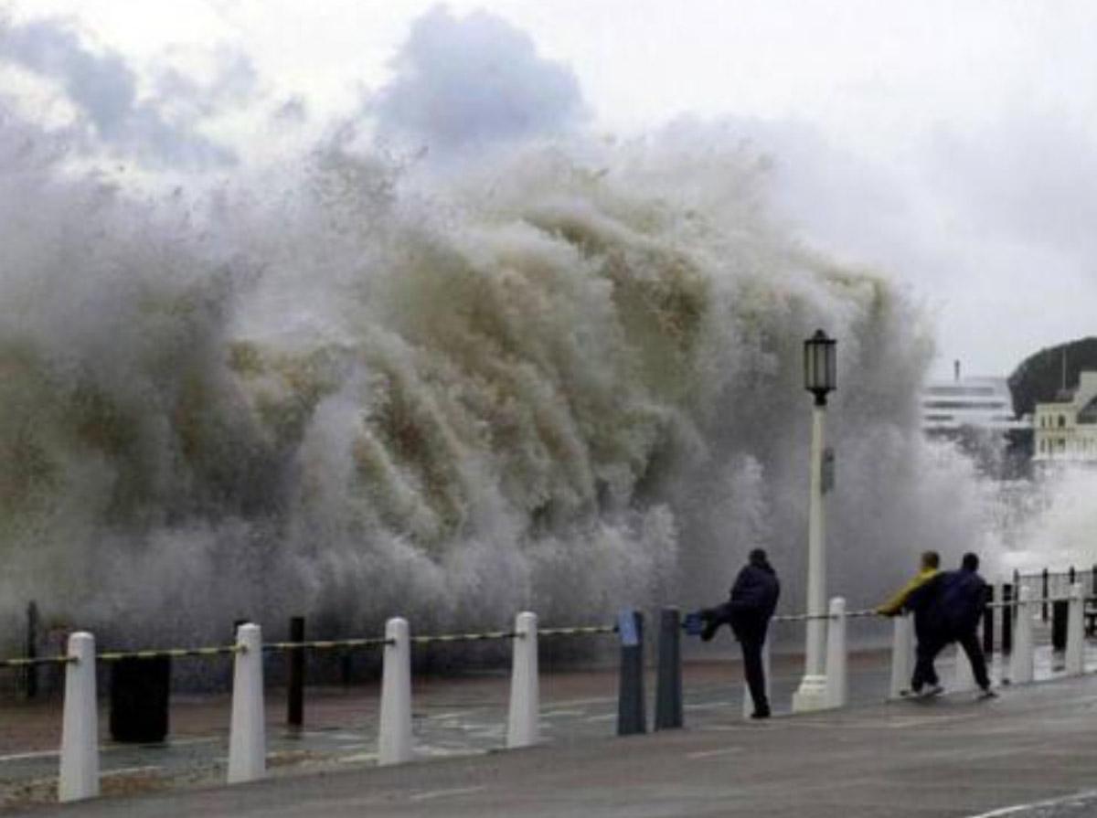 Olas gigantes en la costa de Magallanes, Chile.