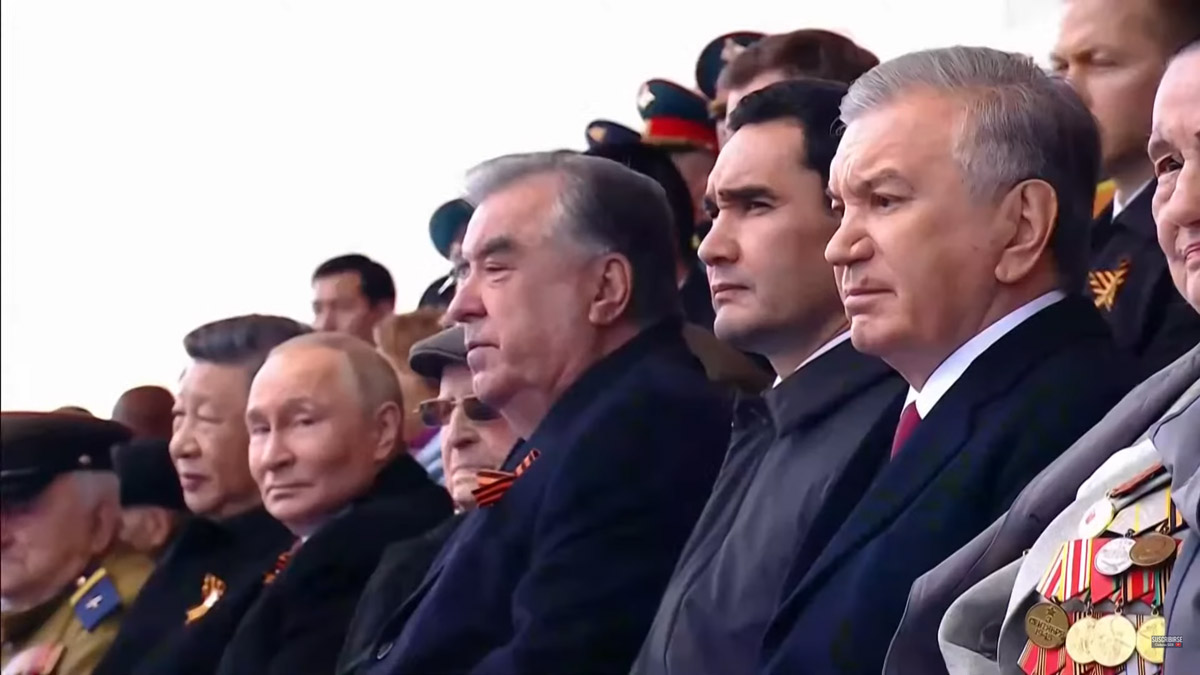 Vladimir Putin junto a varios de los líderes mundiales que se hicieron presentes en el acto conmemorativo del Ejército Rojo.
