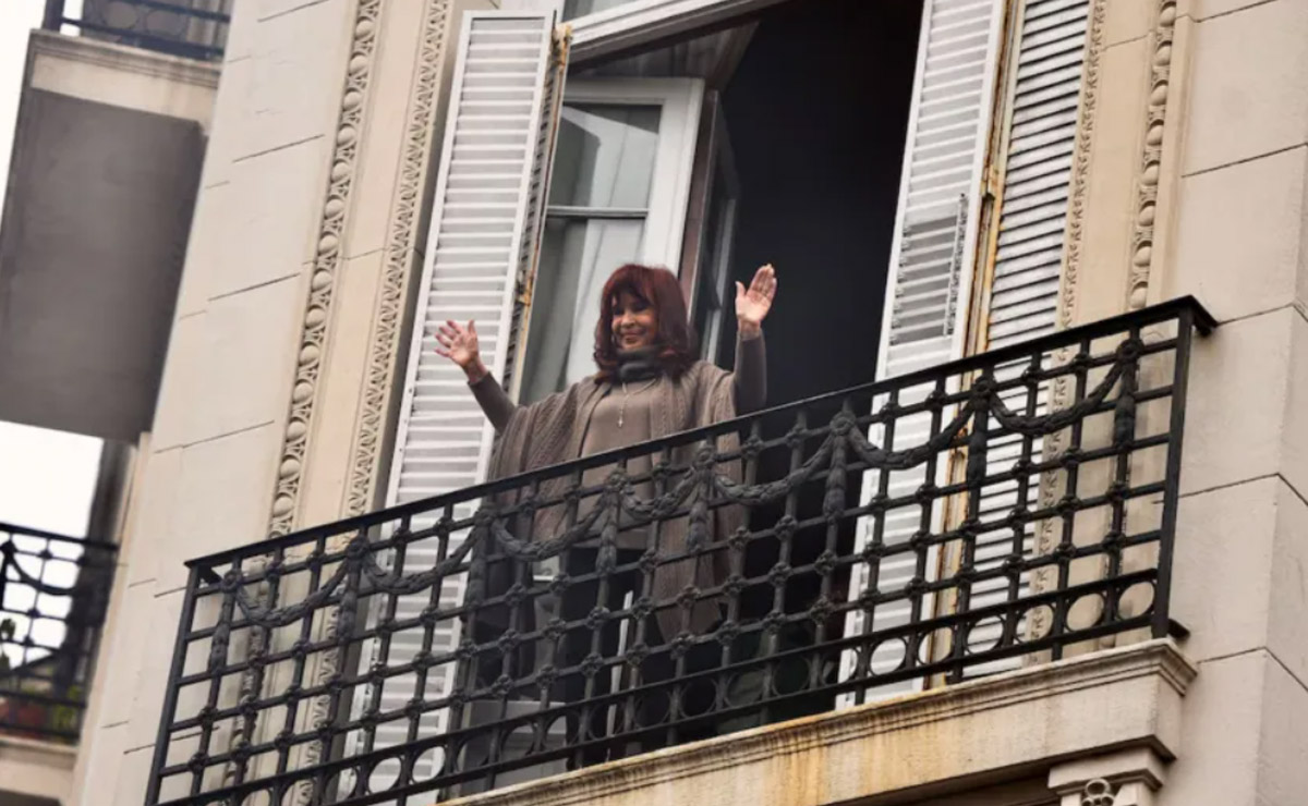 La ex mandataria argentina desde el balcón de su domicilio, saluda a los compatriotas que marchan en su apoyo.
