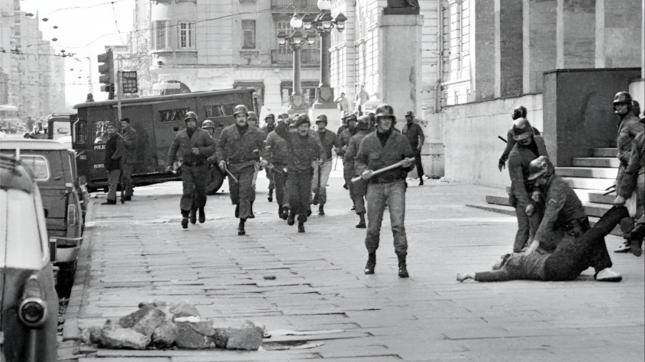 Represión en concentración antidictatorial frente a la Universidad de la República, Montevideo. 03 de junio de 1984. Agencia fotográfica Camaratres / Centro de Fotografía de Montevideo