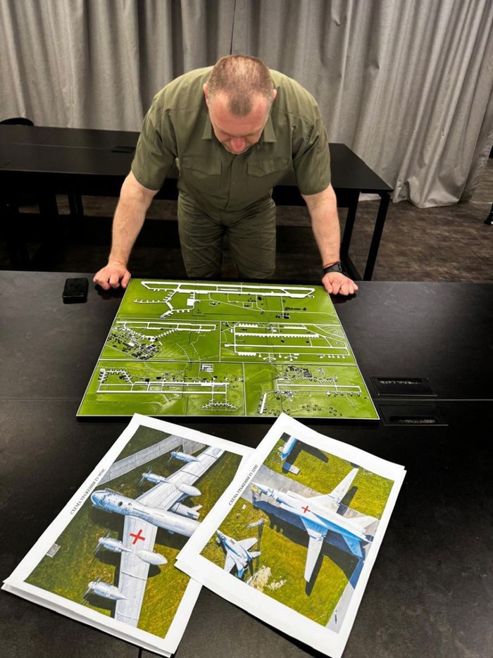 Vasyl Malyuk, jefe del Servicio de Seguridad de Ucrania, mita foto de satélite de una base aérea militar rusa. Foto: Gobierno de Ucrania, AFP