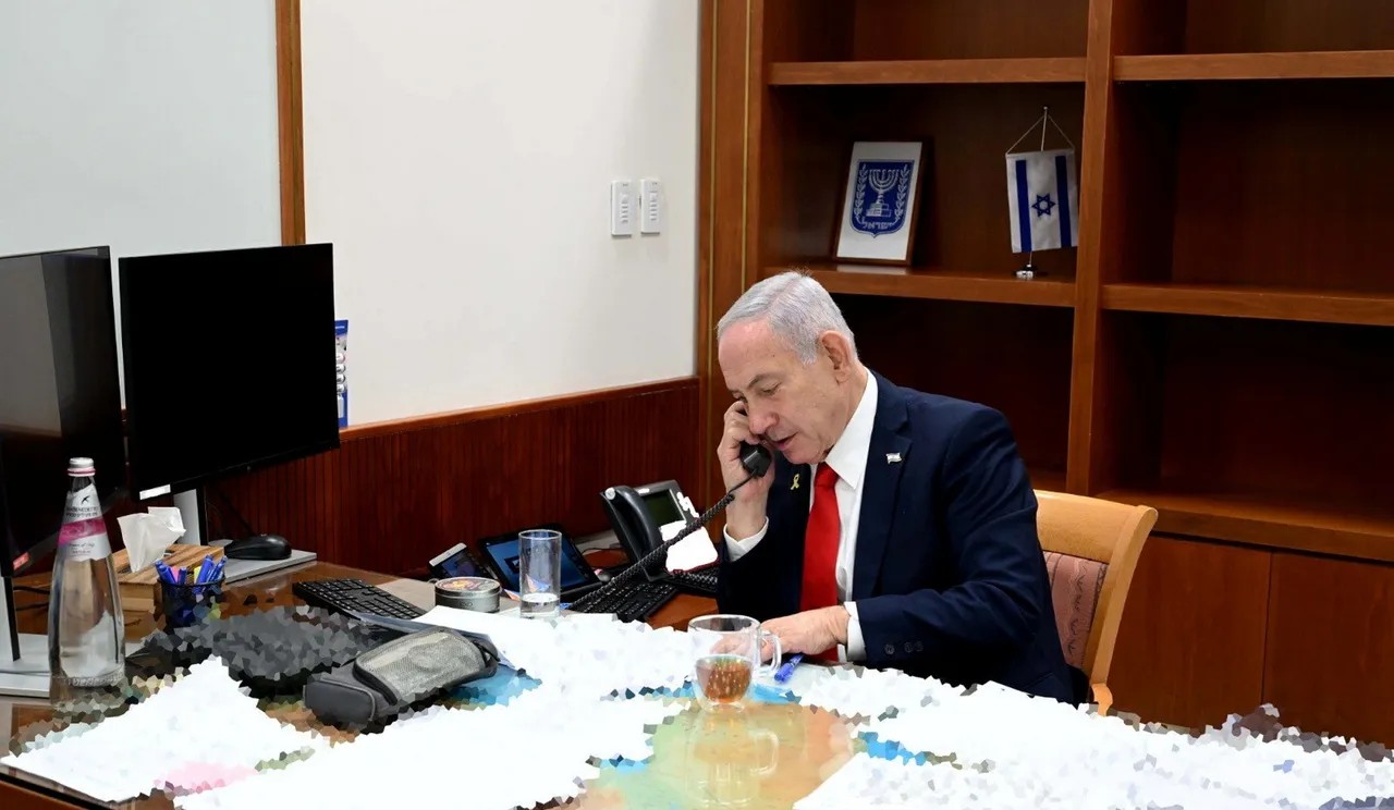 El primer ministro, Benjamín Netanyahu, en su oficina. La imagen difundida por el su gobierno muestra todos los documentos censurados.