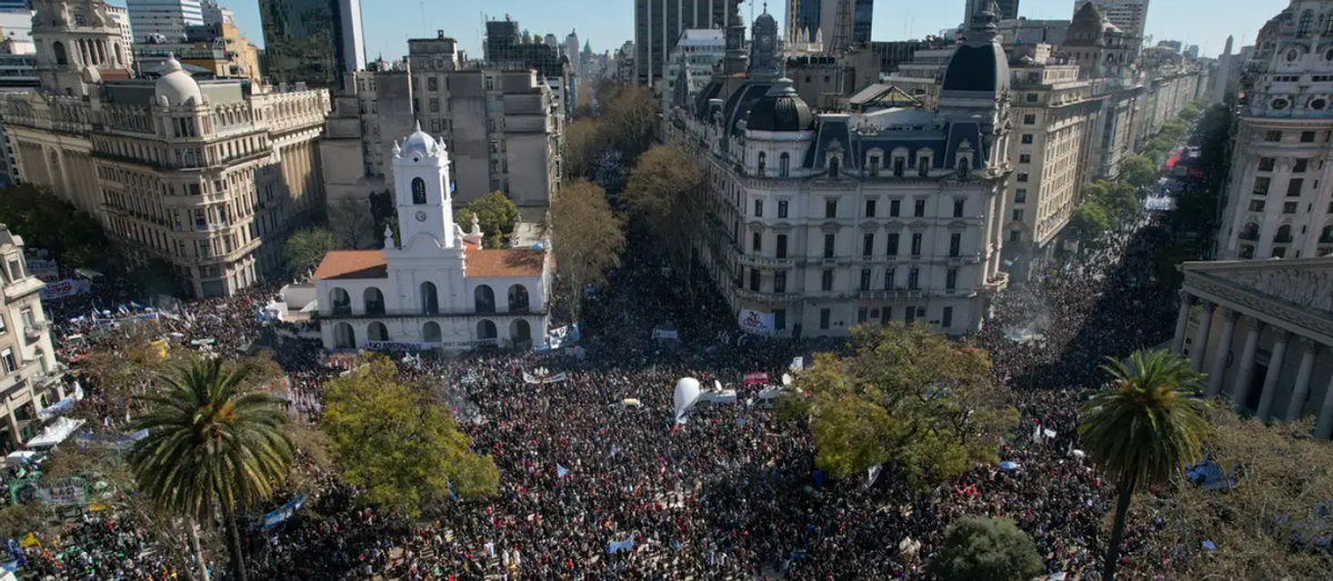 Visión aérea del Cabildo en la capital porteña.