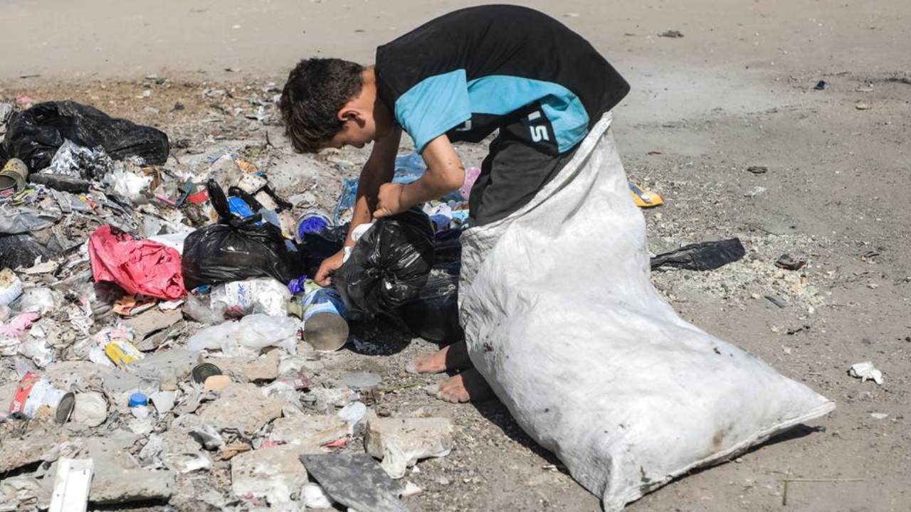 Un niño busca entre la basura algún elemento que pueda quemar en su casa para calefaccionarse. Foto de UNICEF/Mohammed Nateel