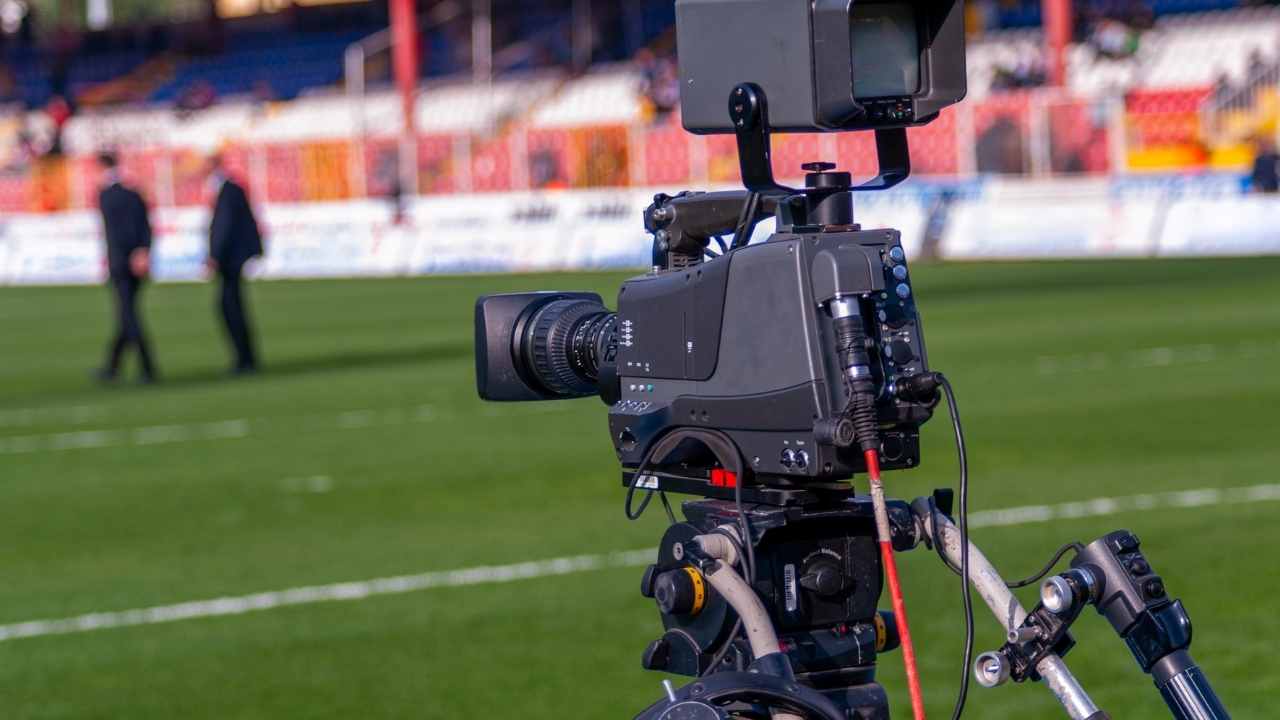 ¿Debe Antel o el Estado meterse en la discusión por los derechos de TV del fútbol?