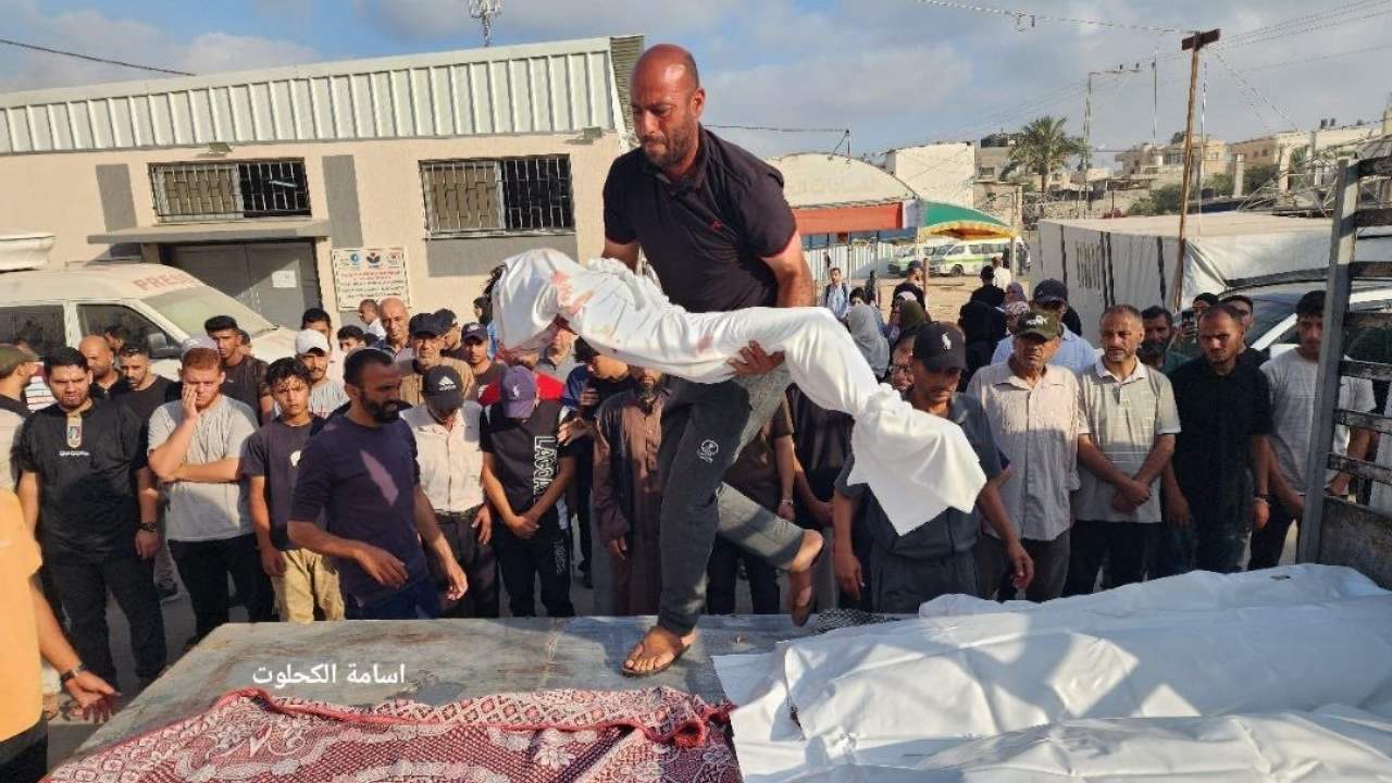 Palestinos afligidos se despiden de sus seres queridos que murieron en los ataques israelíes en Deir al-Balah, en el centro de la Franja de Gaza, el 12 de julio de 2025. Foto cortesía de la agencia de noticias palestina WAFA