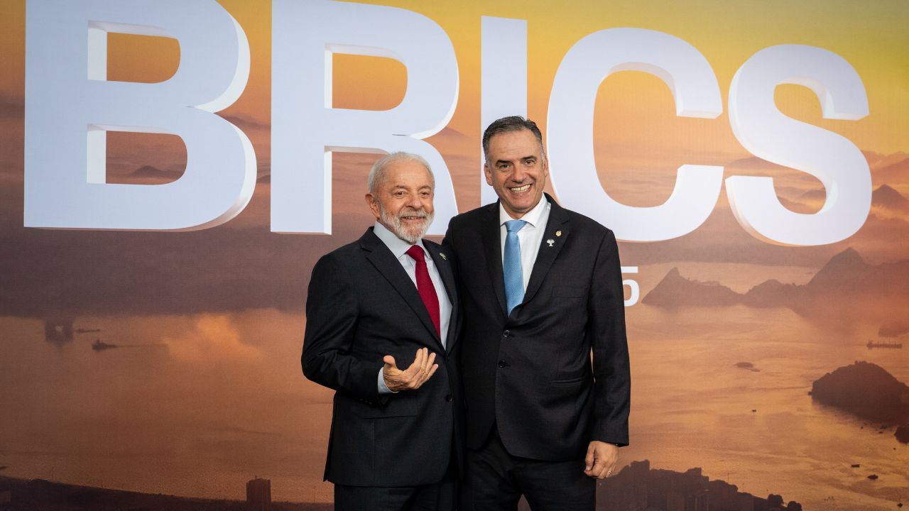 Yamandú Orsi con Luiz Inácio Lula Da Silva en la pasada cumbre del BRICS en Brasil