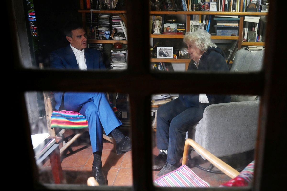 Pedro Sánchez en su visita a Lucía Topolansky