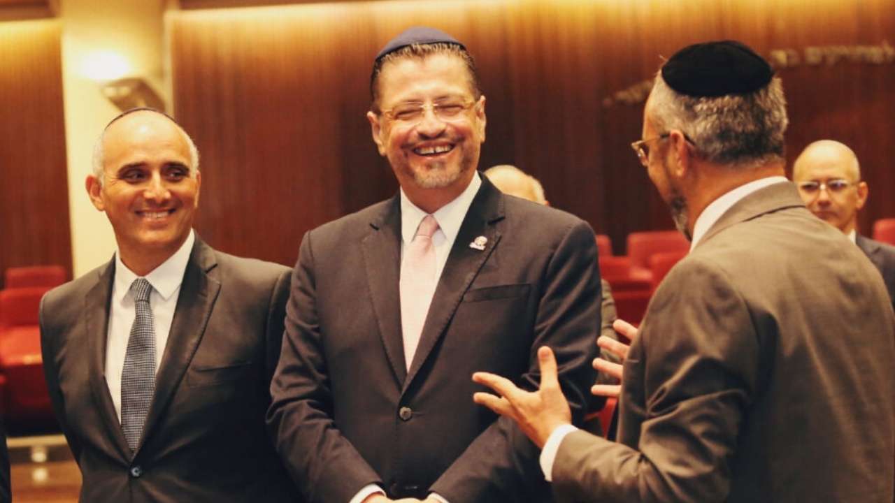 Rodrígo Cháves usando una kipá en el Centro Israelita Sionista de Costa Rica, en agosto de 2022