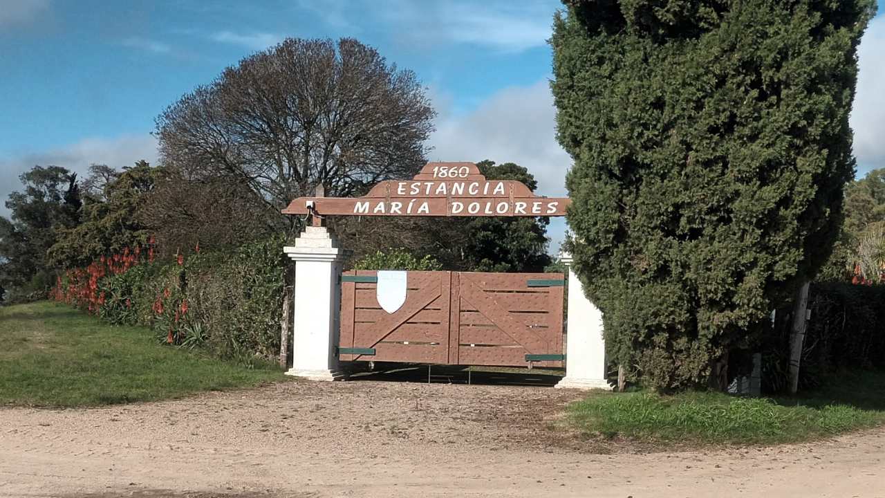 Puerta principal de la estancia María Dolores