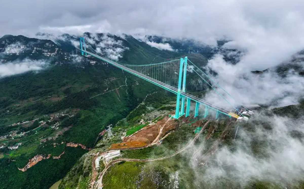 El nuevo puente colgante. Anteriormente China batió records del puente colgante, el más alto del mundo, 8 años atrás.