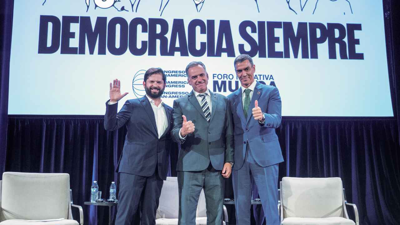Gabriel Boric, Yamandú Orsi y Pedro Sánchez en el tributo a José Mujica en Nueva York