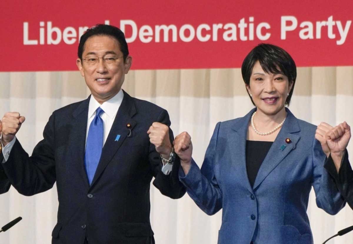 La entonces ministra de Seguridad Económica Sanae Takaichi y el primer ministro Fumio Kishida participan en una conferencia de prensa en septiembre de 2021, en preparación para la carrera presidencial del Partido Liberal Democrático. | Bloomberg