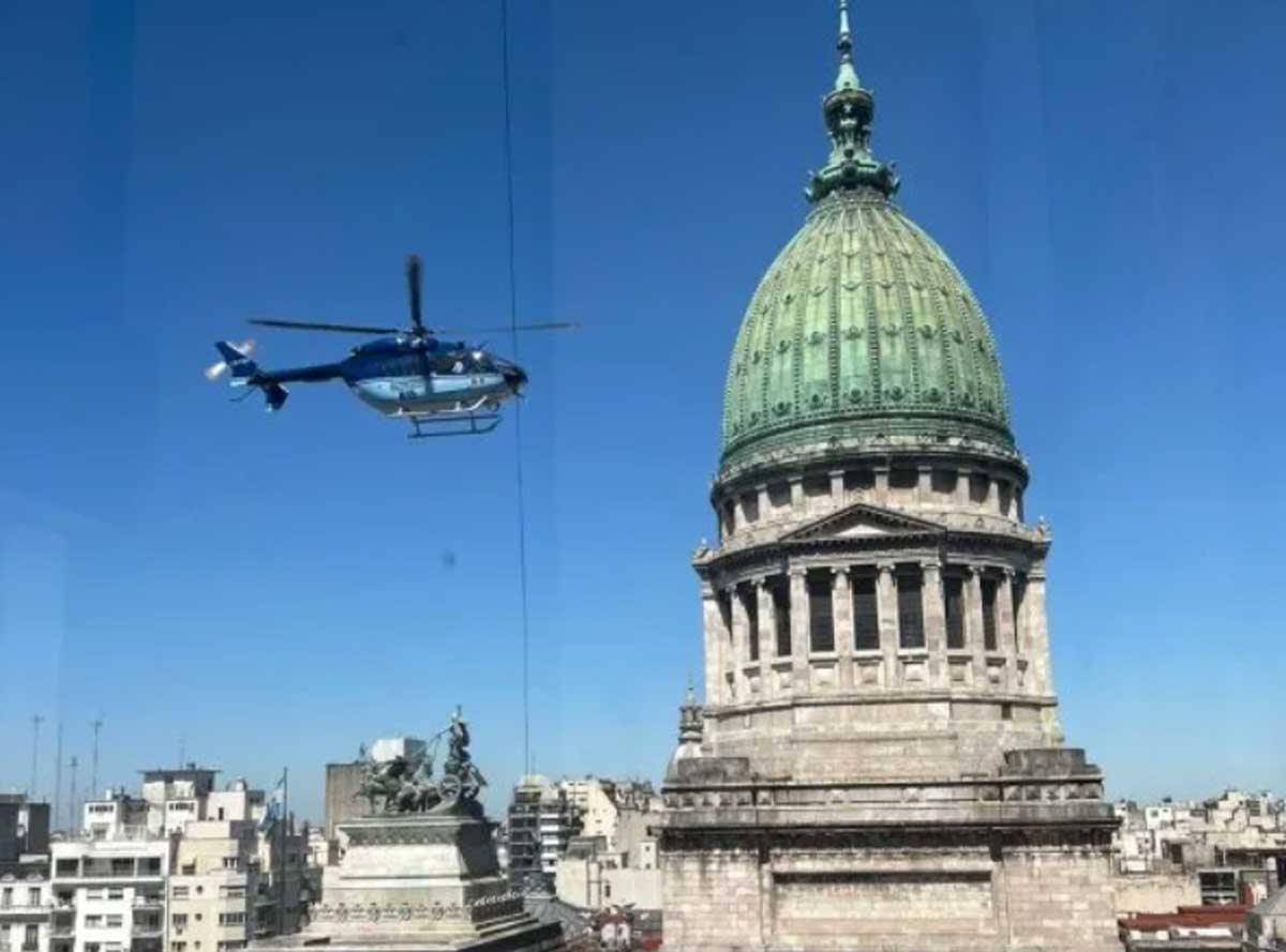 Helicóptero sobrevuela acercandose a la terraza del Congreso Argentino.