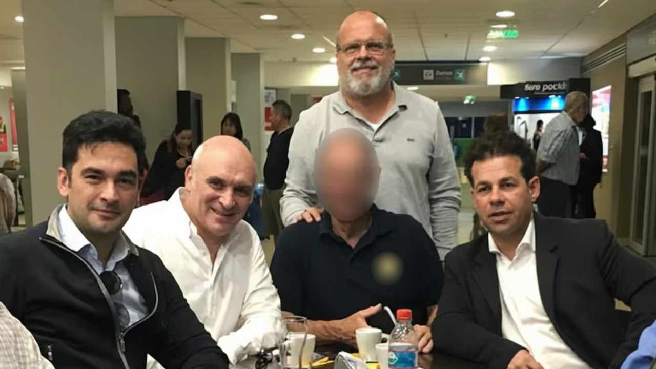 José Luis Espert (camisa blanca) en una foto que lo coloca junto a Fred Machado (último a la derecha), acusado de ser narcotraficante por Estados Unidos