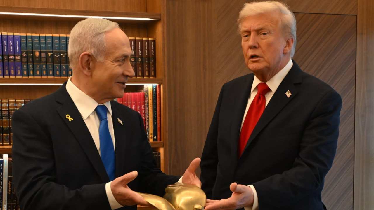 Netanyahu y Trump acaricia una estatua que simboliza una paloma de la paz luego del alto al fuego. Foto: X / Gobierno de Israel
