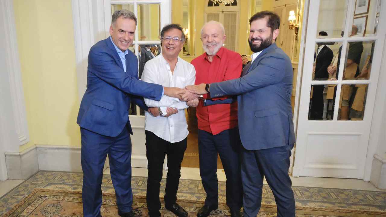 De izquierda a derecha, Yamandú Orsi, Gustavo Petro, Luiz Inácio Lula da Silva y Gabriel Boric