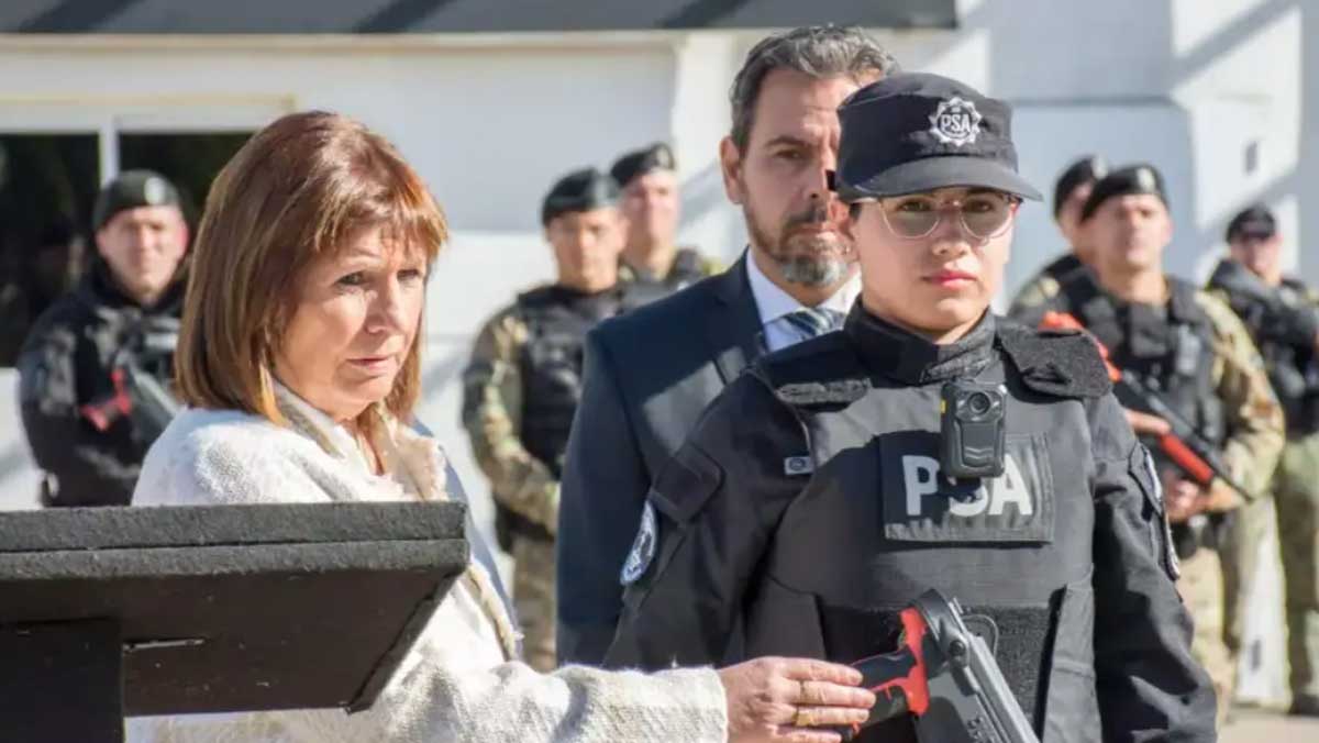 La Ministra de Seguridad de Argentina, Patricia Bullrich junto a efectivos de la Policía en un acto.