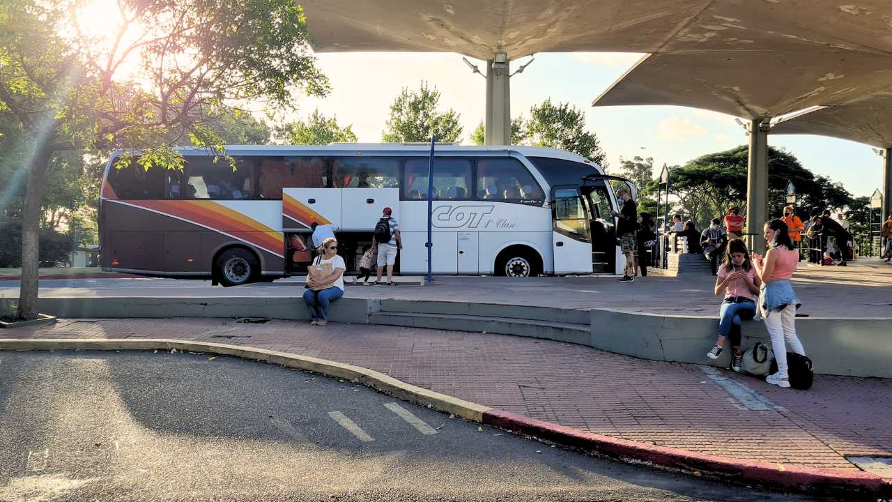 Punta del Este sin ómnibus: la idea de Abella para “solucionar” problemas de movilidad