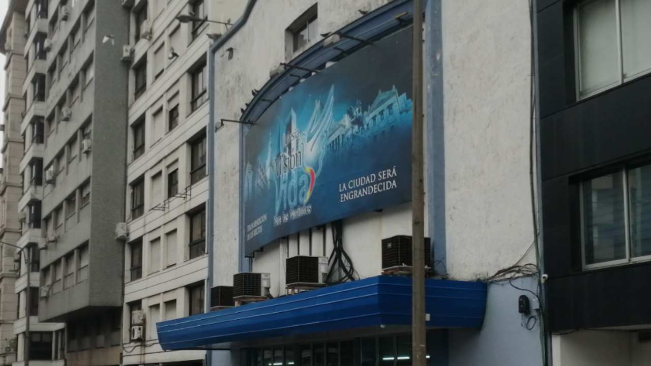 Sede central de Misión Vida, frente al túnel de 8 de Octubre, en Tres Cruces