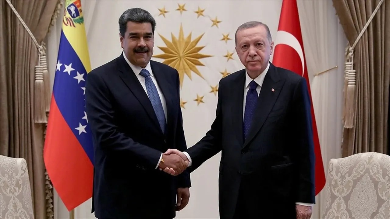 Maduro saludando a Erdogan en una foto de archivo de la agencia turca Anadolu