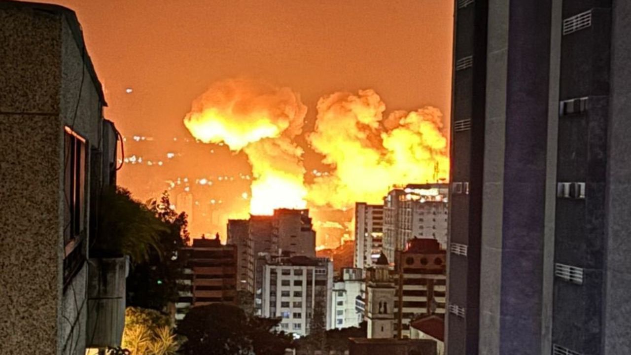 Foto de redes sociales del momento en que impactaron bombas en Caracas