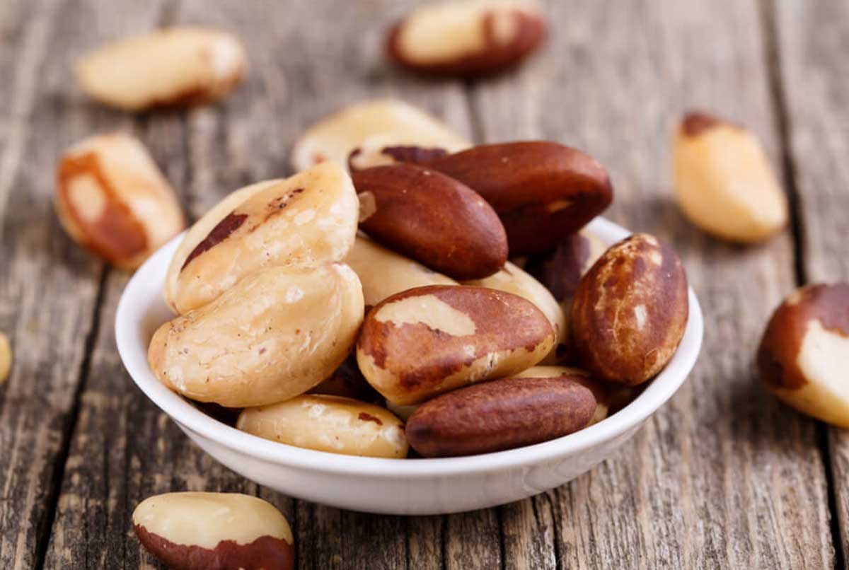 Las nueces de Brasil (Bertholletia excelsa) son originarias de la selva amazónica en América del Sur, principalmente de áreas silvestres en Bolivia, Perú y Brasil. A pesar de su nombre, Bolivia es el mayor productor mundial.