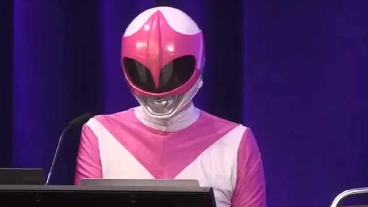 La hacktivista se vistió como el famoso personaje rosa de los Power Rangers y desató furor en la audiencia al mostrar en vivo la eliminación de las paginas web racistas creadas por personas afines con ideologías supremacistas, en particular la famosa idea de "white supremicasists".