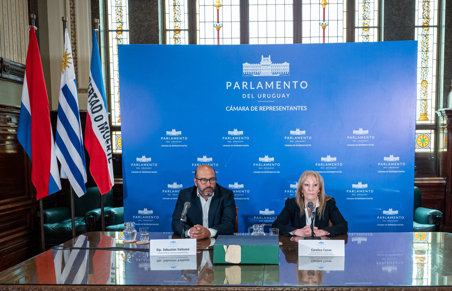 Sebastián Valdomir y Carolina Cosse junto a las actas encontradas