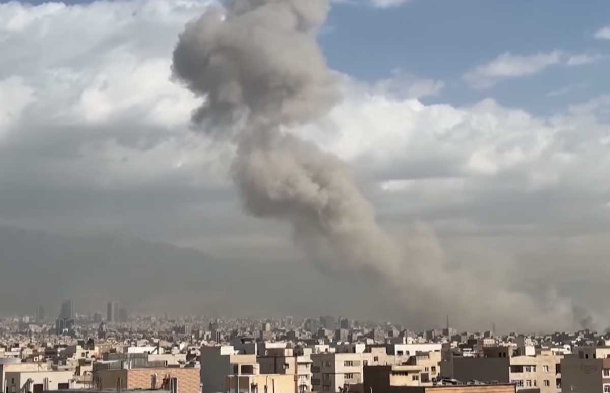 Diversas columnas de humo se levantan en la ciudad de Teheran luego del ataque conjunto de Israel y Estados Undidos a Irán.