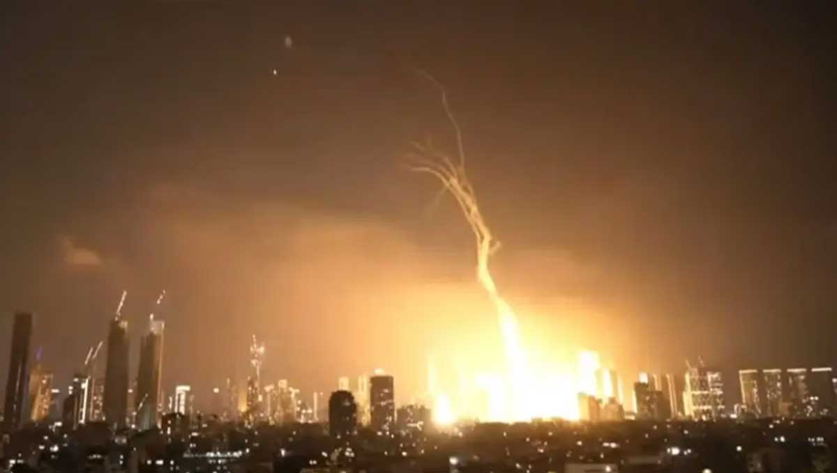 Momento captado del misil impactando en Tel Aviv.
