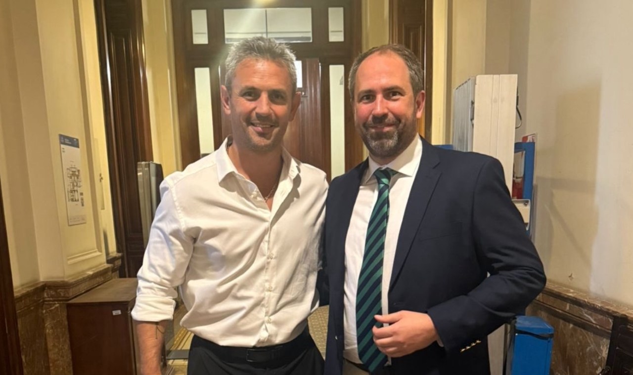 Markus Buchheit (der) visitó Argentina en diciembre de 2025 para hacer visible su afinidad con el gobierno de Javier Milei. En esta foto se muestra junto a Martín Menem, presidente de Diputados
