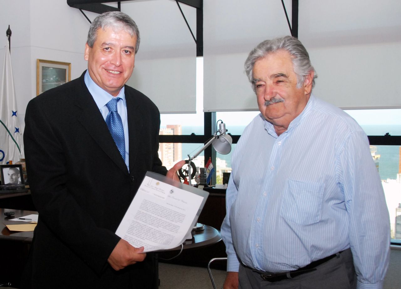 En 2011, el presidente Mujica oficializó el reconocimiento al Estado Palestino frente al entonces embajador palestino en Argentina, Walid Muaqqat.