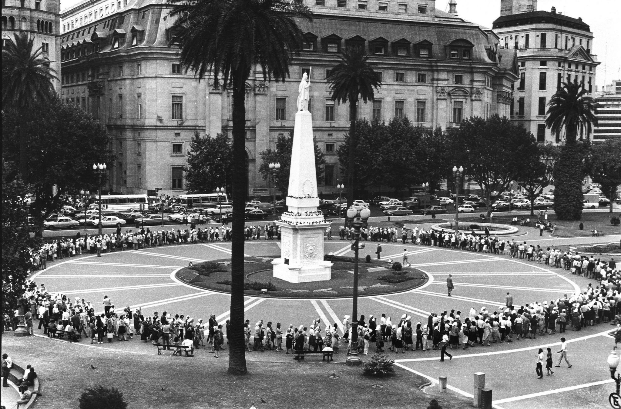 Foto de archivo de las Madres y Abuelas de Plaza de Mayo marchando exigiendo saber dónde estaban sus hijos y nietos