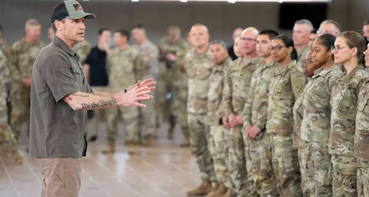 El ministro de Defensa estadounidense, Pete Hegseth, hablando con militares de su nación.