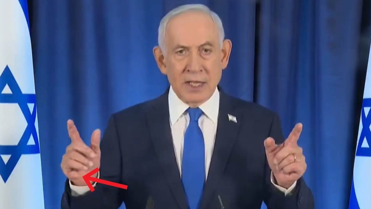 Algunos usuarios de redes sociales aseguran que en este fotograma se ven seis dedos en la mano derecha