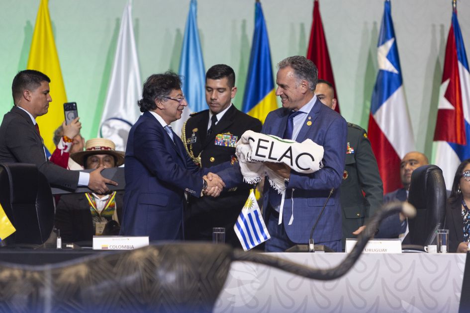 Orsi recibió la presidencia de la Cela de manos de Gustavo Petro
