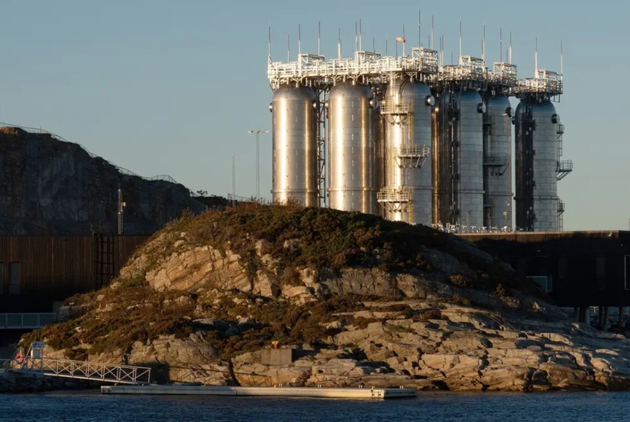 La primera planta comercial de almacenamiento de carbono bajo el mar fue inaugurada en Noruega en 2025.